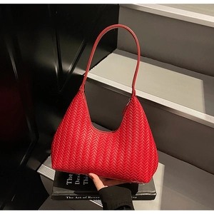 Dettaglio della borsa hobo rosso acceso con trama intrecciata stile intrecciato