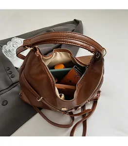 Vue interne du sac en cuir marron montrant sa grande capacité pour portefeuille