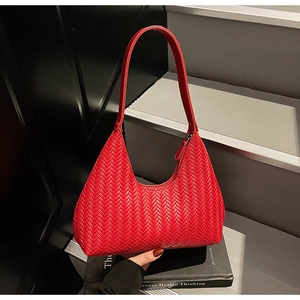 Vista dettagliata della borsa hobo rossa intrecciata con trama a V e cerniera