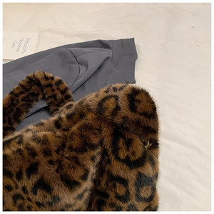 Dettaglio della borsa tote leopardata in pelliccia sintetica con morbida texture moda