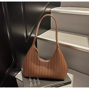 Dettaglio borsa hobo marrone scuro con trama intrecciata a V e cerniera metallica