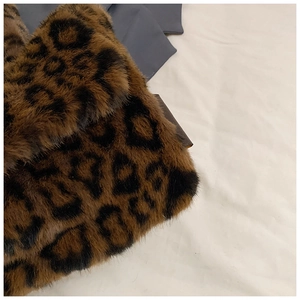 Dettaglio ravvicinato in morbida ecopelliccia con classica stampa leopardata e trama