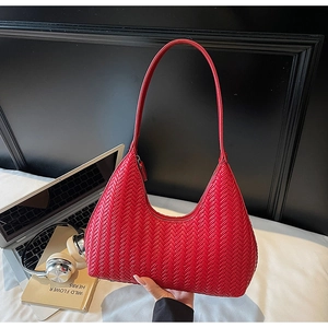 Dettaglio della trama in pelle intrecciata rossa di una borsa hobo chic da donna