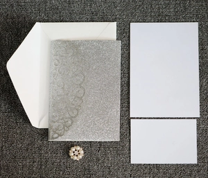 Set di inviti glitterati argento con intaglio laser e decorazione con perla raffinata