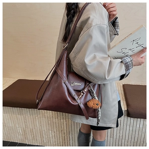 Sac fourre-tout vintage en cuir marron avec logo en métal et charmant petit ours