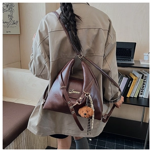 Détail du sac cabas marron vintage avec pendentif ours et foulard à carreaux