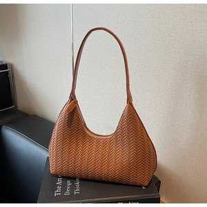 Dettaglio della borsa hobo marrone con trama a V e cerniera sulla tracolla elegante