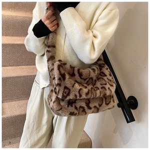 Detalle de bolso de hombro de felpa suave con estampado de leopardo y estilo moderno