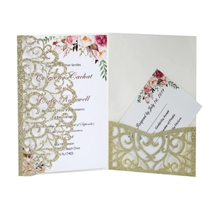 Dettaglio dell'invito di nozze laser cut con glitter dorati, fiori e cartolina RSVP