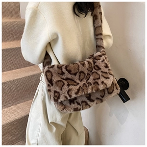 Dettaglio di una borsa a tracolla grande in ecopelliccia leopardata indossata da una modella