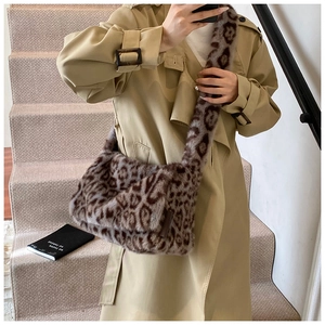 Elegante borsa a tracolla in ecopelliccia leopardata indossata con un trench coat