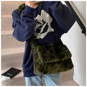 Estilo urbano del bolso bandolera de pelo sintético con estampado de leopardo y correa