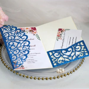 Set inviti matrimonio blu glitterati con taglio laser e biglietto RSVP floreale