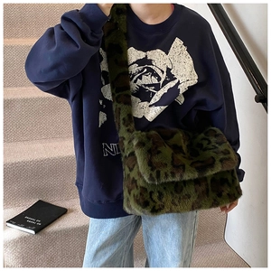Borsa a tracolla leopardata in ecopelliccia con patta e ampia tracolla in peluche