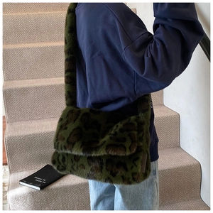 Detalle del bolso tote de piel sintética verde con estampado de leopardo y felpa