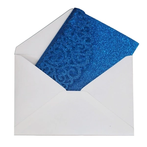 Biglietto d'invito blu glitterato tagliato al laser con busta bianca coordinata