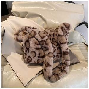 Dettaglio di borsa morbida in ecopelliccia leopardata con tracolla di peluche per l'inverno