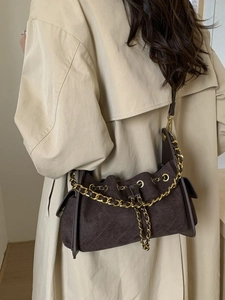 Sac à bandoulière en daim matelassé marron foncé avec chaîne dorée et cordon de serrage