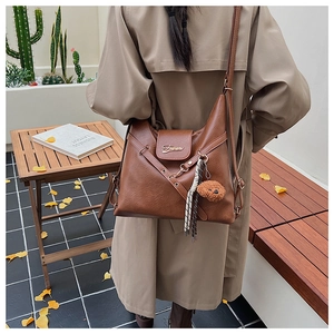 Sac fourre-tout vintage marron multifonctionnel avec breloque ours et détail de foulard