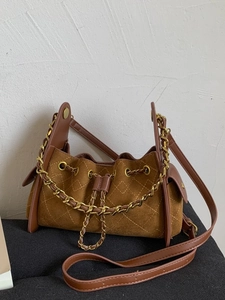 Sac seau matelassé en daim marron avec poignée chaîne dorée et bandoulière en cuir