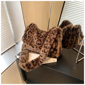 Dettaglio borsa a tracolla leopardata in morbida ecopelliccia con trama soffice e trendy