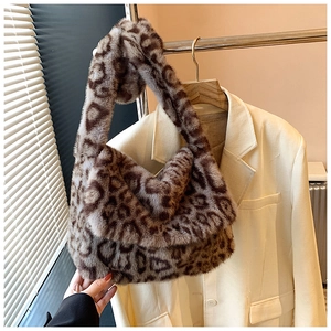 Dettaglio borsa a spalla in ecopelliccia leopardata con texture soffice per l'inverno