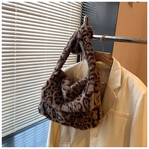 Borsa tote leopardata in ecopelliccia abbinata a un blazer beige per look autunnale