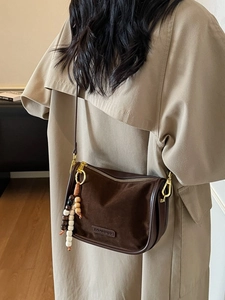 Sac bandoulière vintage en daim marron foncé pour femme avec pompon en perles de bois