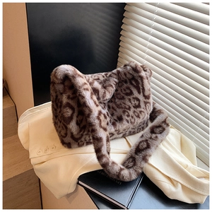 Dettaglio della borsa in pelliccia sintetica leopardata su un blazer beige