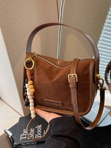 Sac bandoulière marron mat vintage avec pendentif en bois et poignée chic