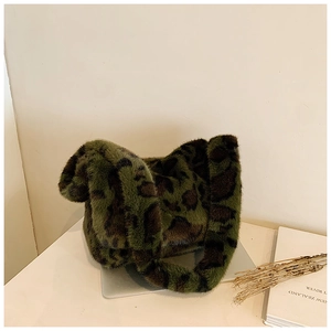 Dettaglio della morbida pelliccia sintetica della borsa a tracolla verde con stampa leopardata