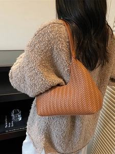 Borsa sottobraccio in pelle intrecciata marrone con motivo a spina di pesce classico