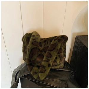 Dettaglio della borsa tote in ecopelliccia leopardata in verde scuro e marrone