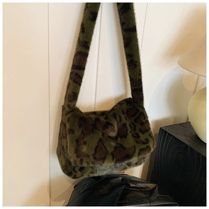 Dettaglio borsa a spalla leopardata in peluche con pelliccia verde oliva e tracolla