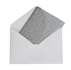 Invito di nozze glitterato argento con motivo floreale tagliato al laser e busta bianca