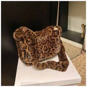 Dettaglio della borsa tote leopardata in finta pelliccia con trama morbida e tracolla larga