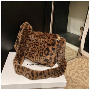 Dettaglio della borsa a spalla leopardata in ecopelliccia con morbida trama e tracolla