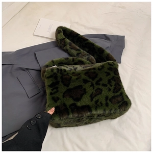 Dettaglio della borsa in ecopelliccia leopardata verde e marrone con morbida trama