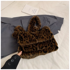Dettaglio della borsa a mano in pelliccia sintetica leopardata su blazer grigio