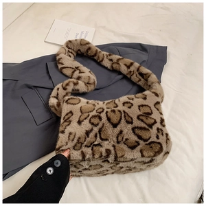 Dettaglio ravvicinato della borsa a tracolla in ecopelliccia con stampa leopardata