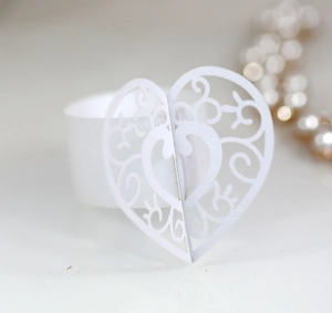 Détail de l'anneau de serviette en papier découpé au laser avec motif de cœur