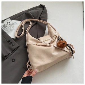 Vue détaillée du sac cabas en cuir crème avec foulard en soie et pendentif ours mignon
