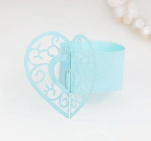 Gros plan du rond de serviette en papier bleu clair avec motif de cœur découpé au laser