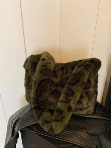 Borsa tote oversize leopardata in pelliccia sintetica verde e marrone, stile autunno-inverno