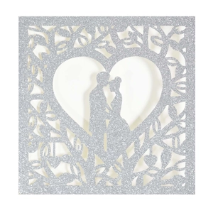 Détail du faire-part de mariage argenté pailleté avec silhouette de couple découpée au laser