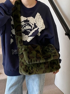 Borsa a tracolla in ecopelliccia leopardata verde per l'inverno con trama morbida