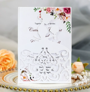 Détail de silhouette de mariée découpée au laser sur carte d'invitation nacrée