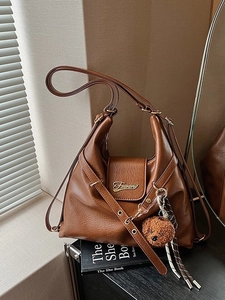 Sac hobo vintage marron caramel avec logo doré et pendentif d'ours en peluche mignon