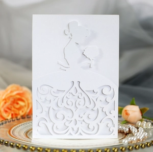 Détail de l'invitation de mariage découpée au laser avec silhouette de mariée sur papier perlé
