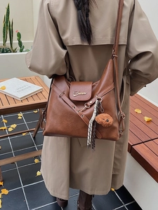 Grand sac cabas hobo en similicuir marron avec rivets et charm chien peluche